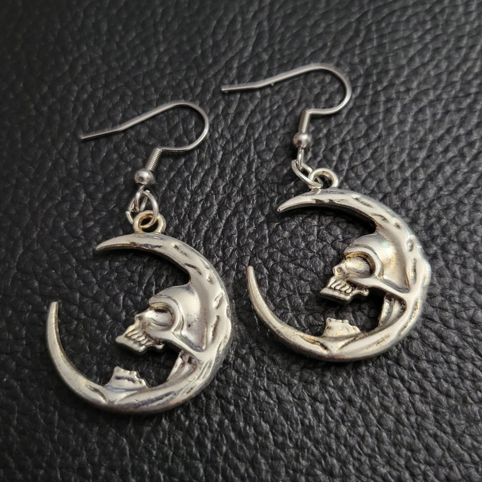 Gothic Skull Face Crescent Moon Earrings 16$